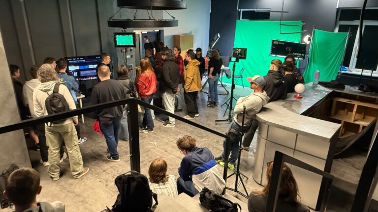 Dzień Otwarty AMA Warszawa — studenci w studio z green screenem i kamerami
