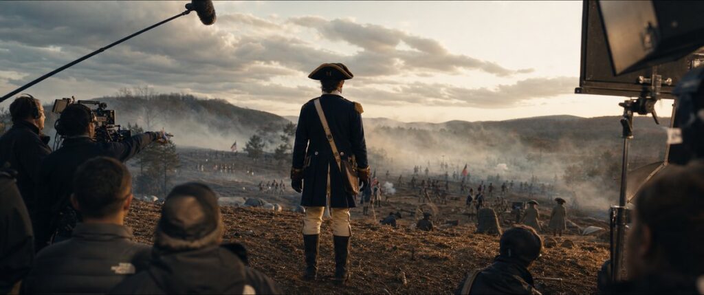 Plan filmowy Young Washington - żołnierz w mundurze z okresu rewolucji amerykańskiej