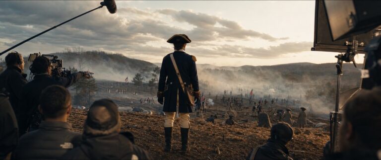 Plan filmowy Young Washington - żołnierz w mundurze z okresu rewolucji amerykańskiej
