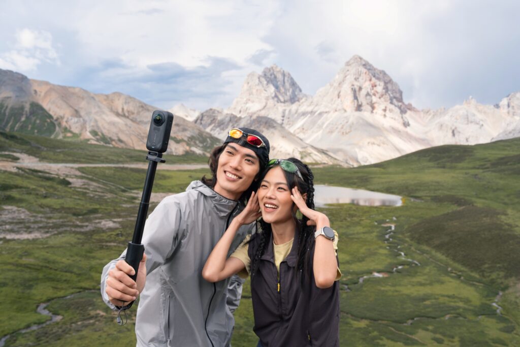 Para w górach fotografuje się prawdziwą kamerą Insta360 X6 na wysięgniku